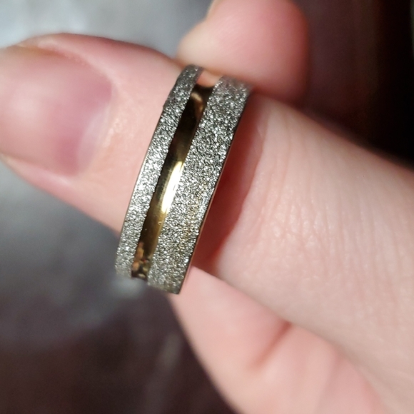 ๐ฅ5/$25๐ฅ Unisex gold ring - Picture 3 of 3